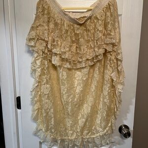 Women low front/long back lacey skirt, queen